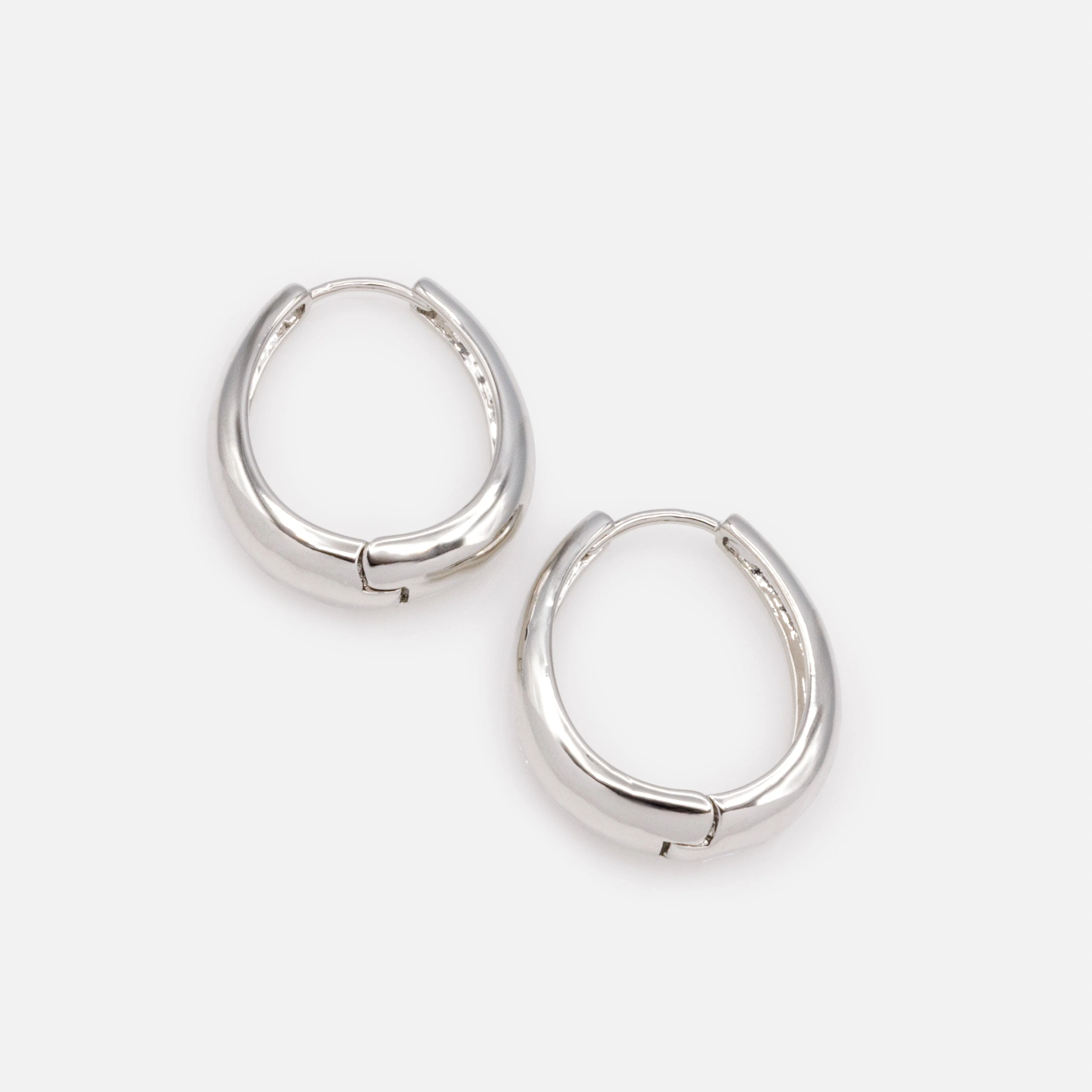 Boucles d'oreilles anneaux argentés ovales - Image 2